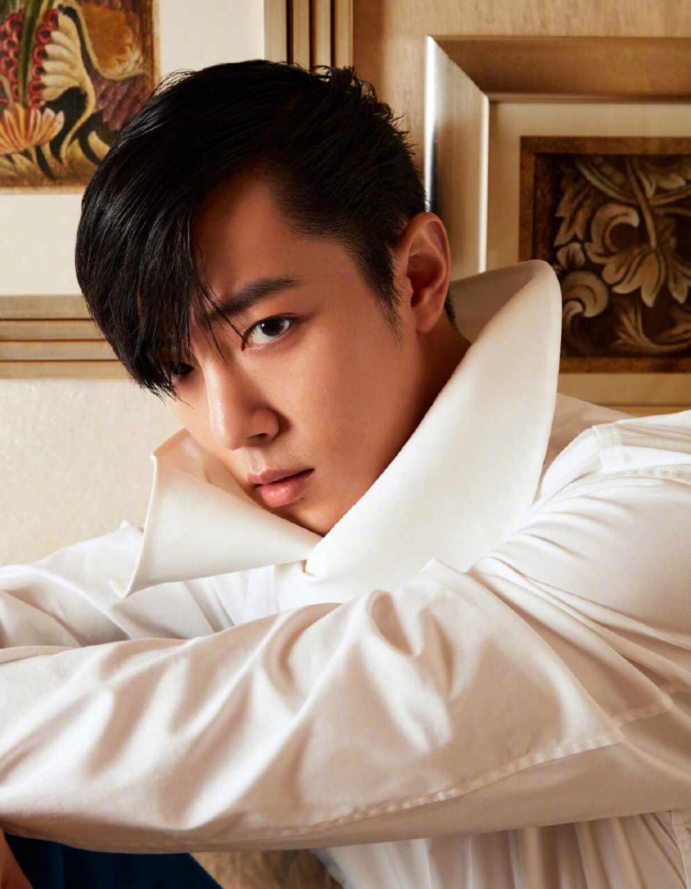 肖战《时尚芭莎》10月下别册封面大片!