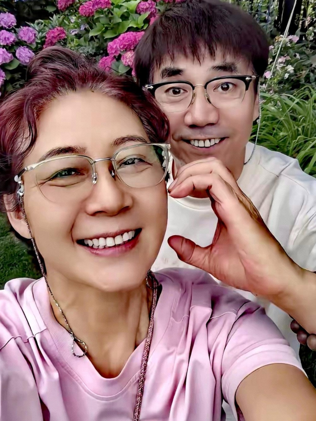 范明秀恩爱引热议 6月2日范明与二婚富婆厉玲在自家花园秀恩爱,四层