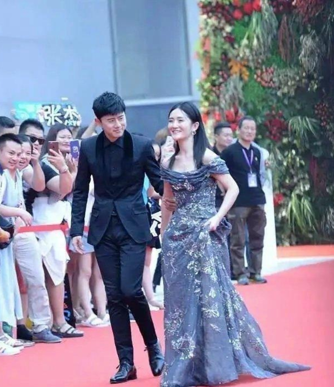 张杰与谢娜携手亮相红毯,网友们也注意到谢娜比之前丰满了一些.