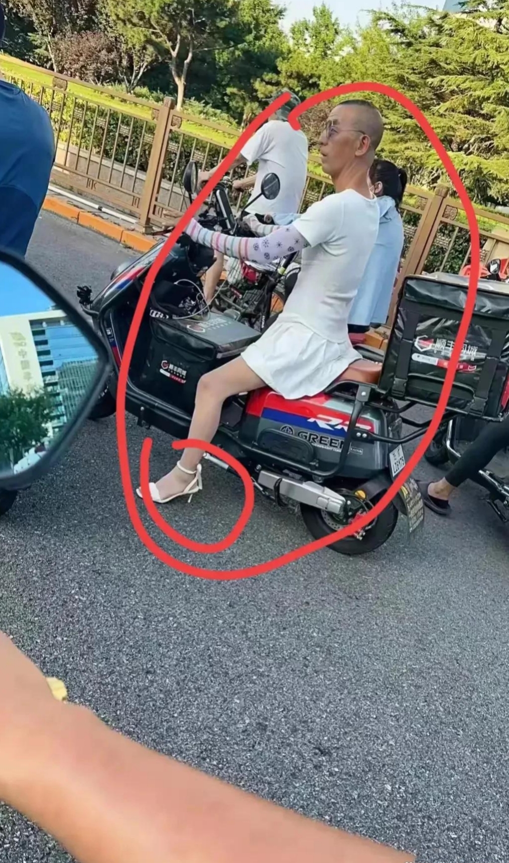 马路上出现了搞笑的一幕.