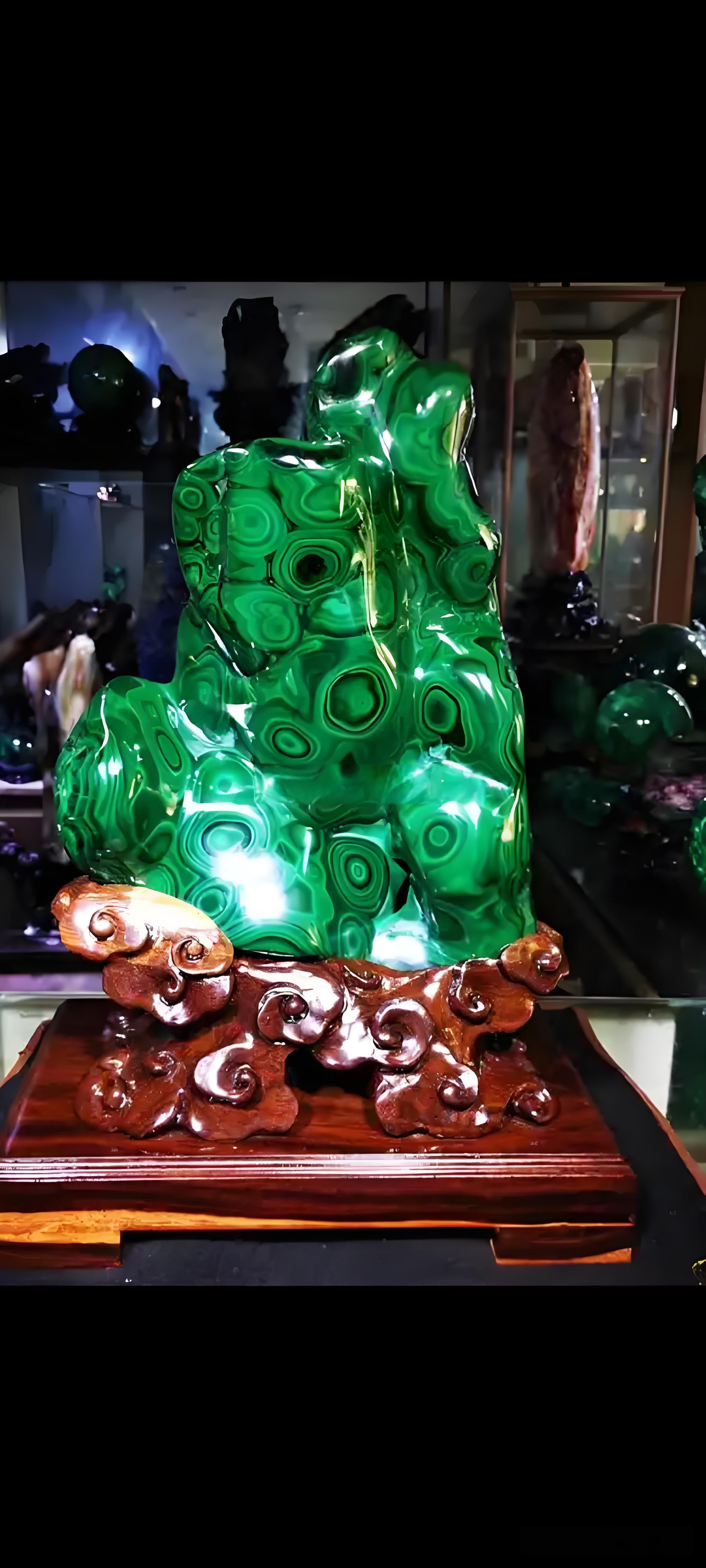 是一种含铜的碳酸盐矿物,化学式为cuco