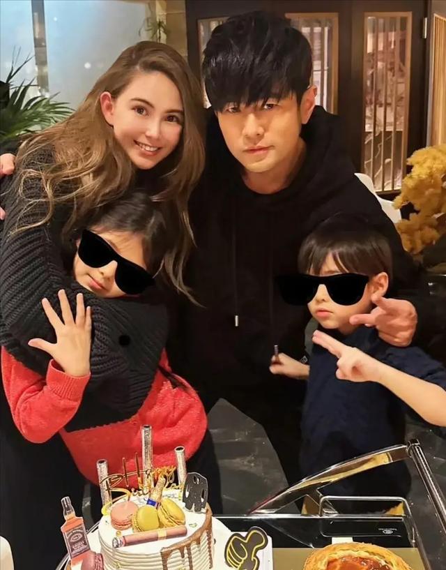 穿情侣装买菜,周杰伦下厨炖麻辣饭,共享灶台时光  近日,一组昆凌夫妇