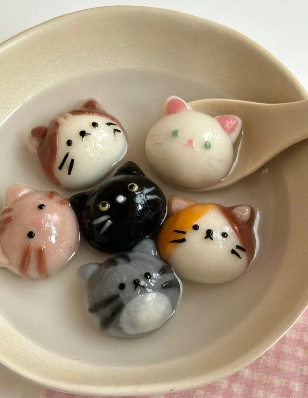 网友晒出自制的小猫咪汤圆. 实在是太萌了.