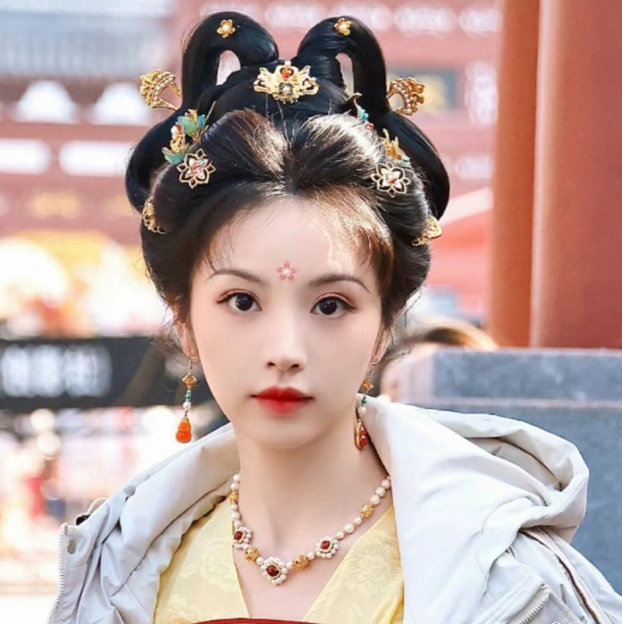 田曦薇太适合这种唐妆造型了.