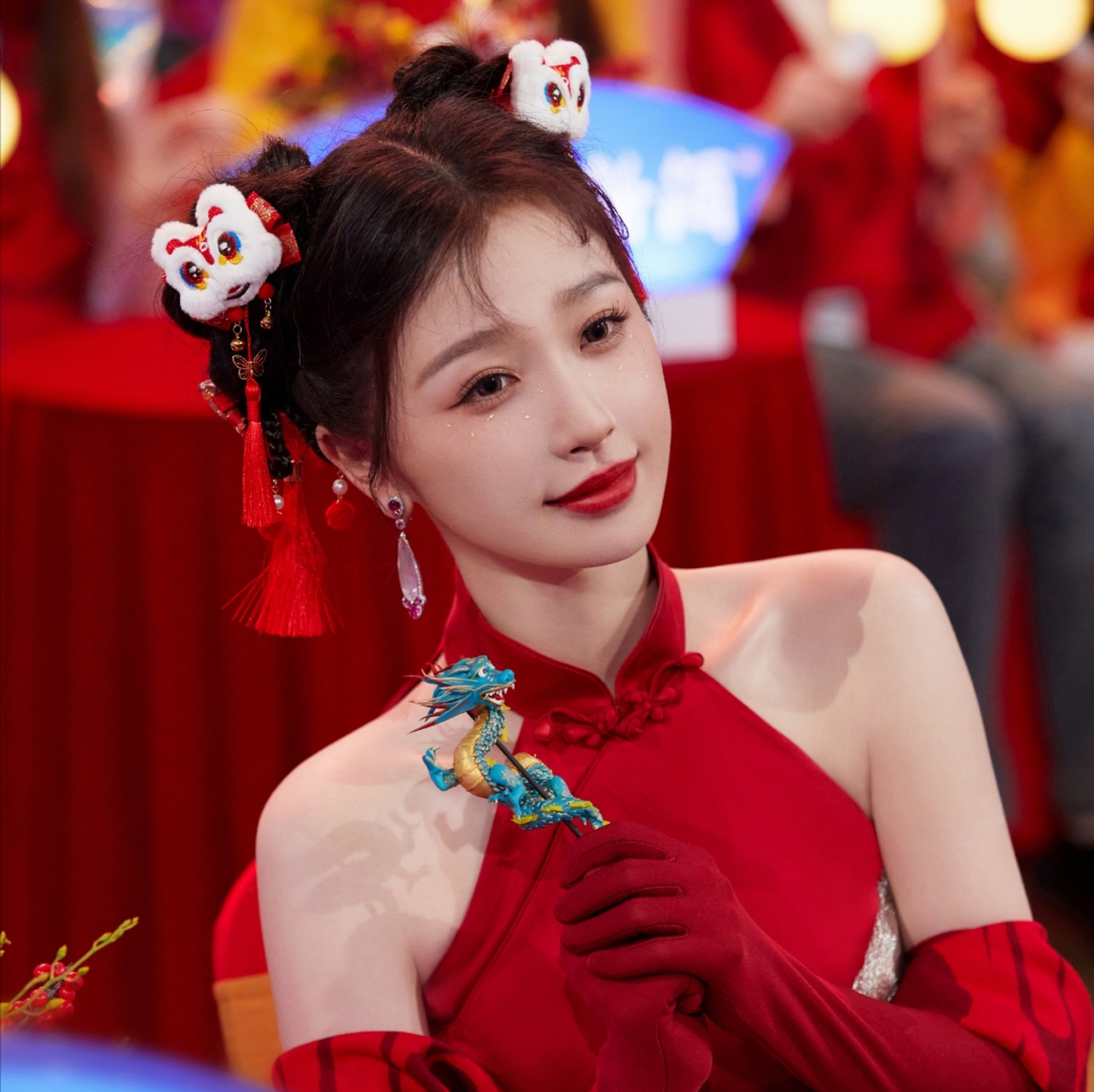 虞书欣在2024北京卫视春晚舞台的妆造好适合她,是那种很灵动,极具灵气