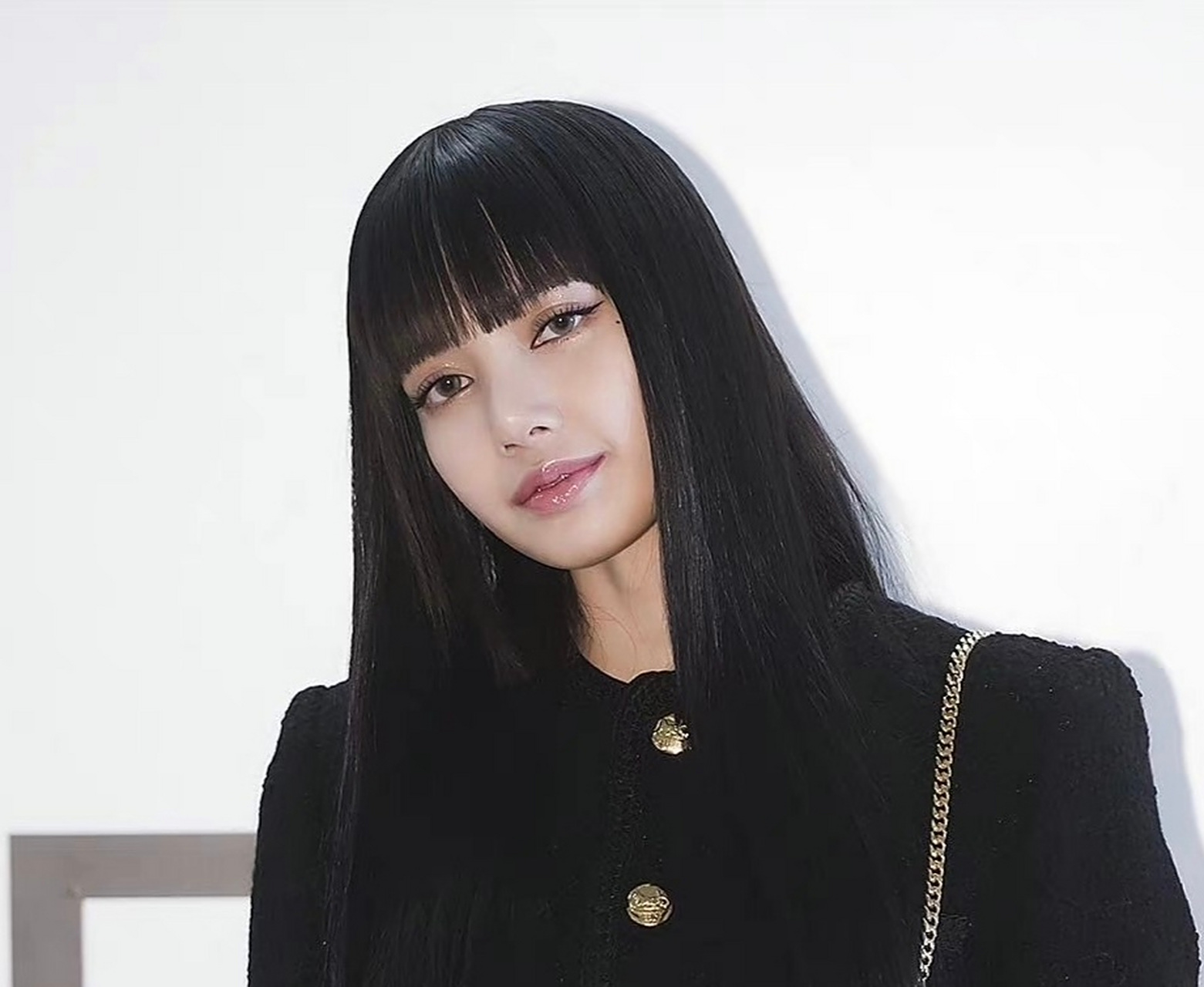 【露额头的lisa】vs【黑长直的lisa】 lisa出戏活动,身穿白色深v露背