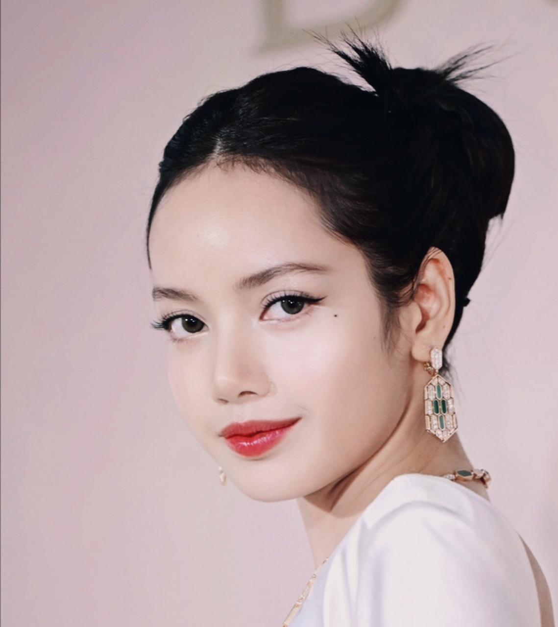 【露额头的lisa】vs【黑长直的lisa】 lisa出戏活动,身穿白色深v露背