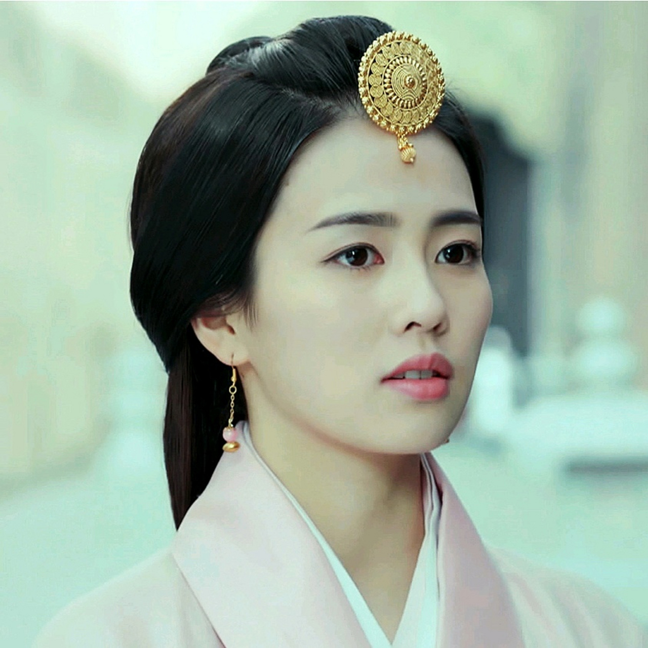 从《大王不容易》开始关注到白鹿这位女演员,当时她饰演的妲喜和大王