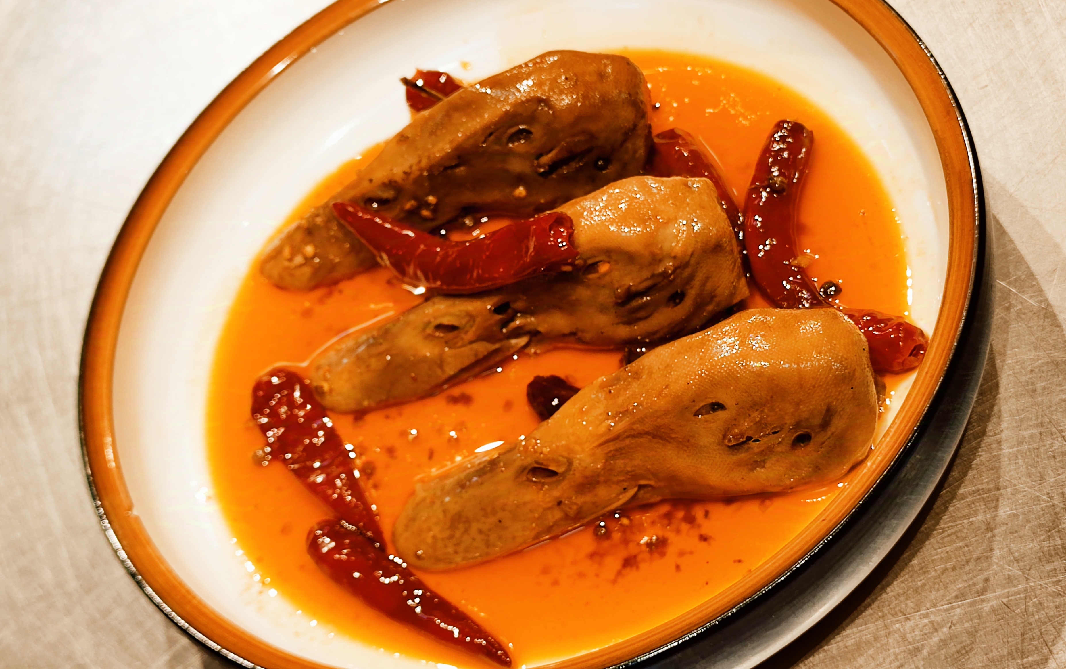 每一口,都是热辣的告白, 让人沉醉,又让现捞鸭头现卤现捞鸭头图片现