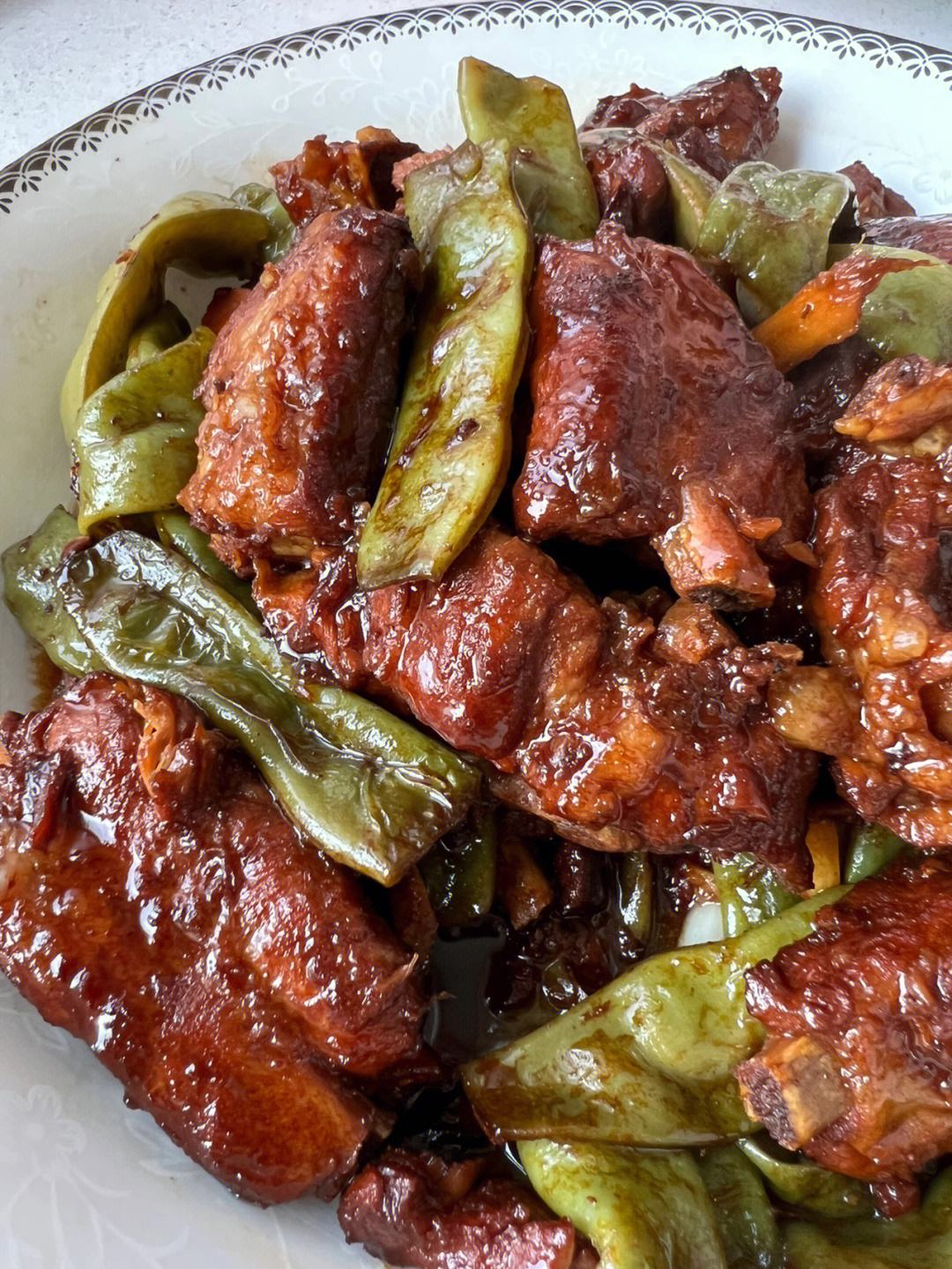 每天一美食-排骨炖豆角 排骨炖豆角是一道美味又健康的家常菜,营养