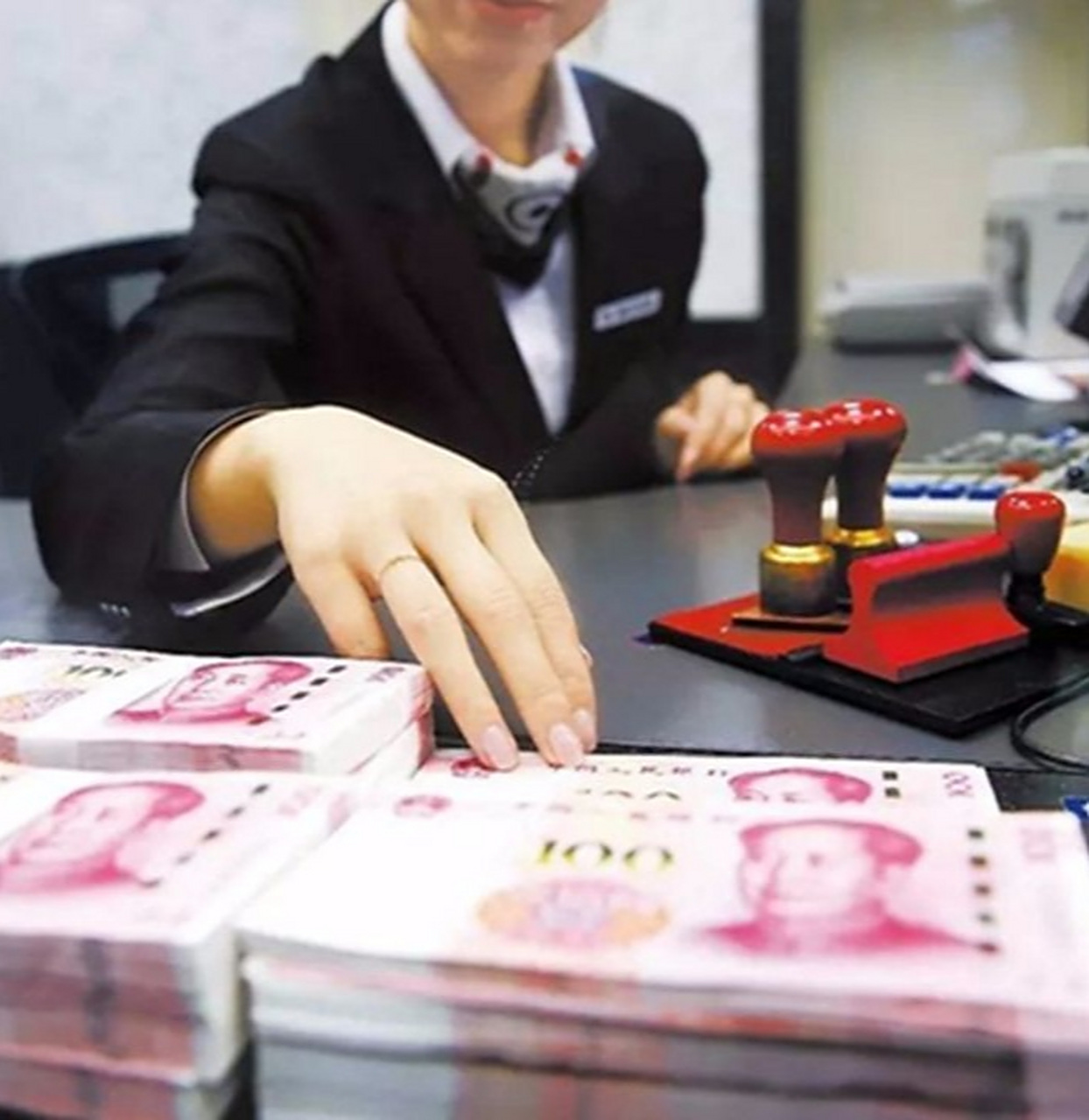 今天去银行取三万块钱,5年的定期,还有1年多时间才到!