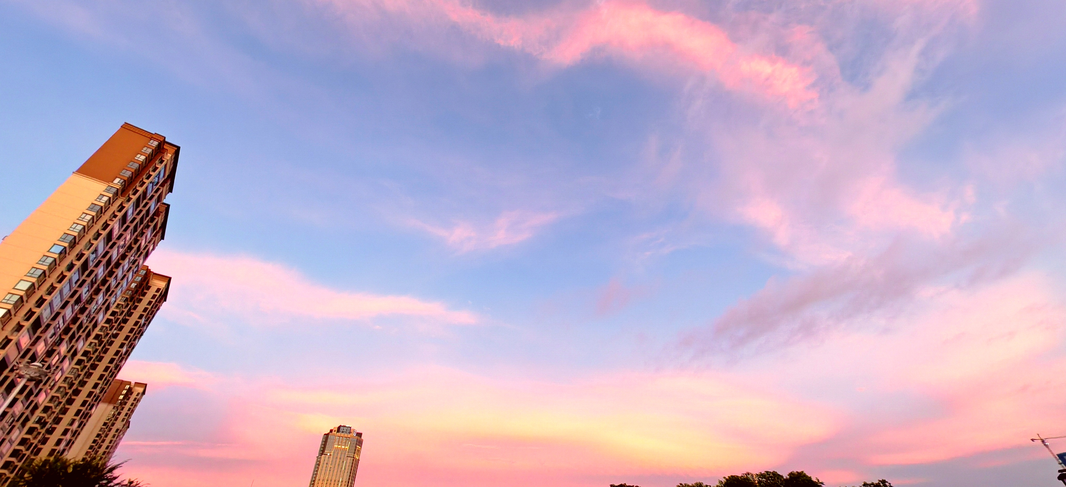 夕阳下的剪影,映衬着城市的温柔.