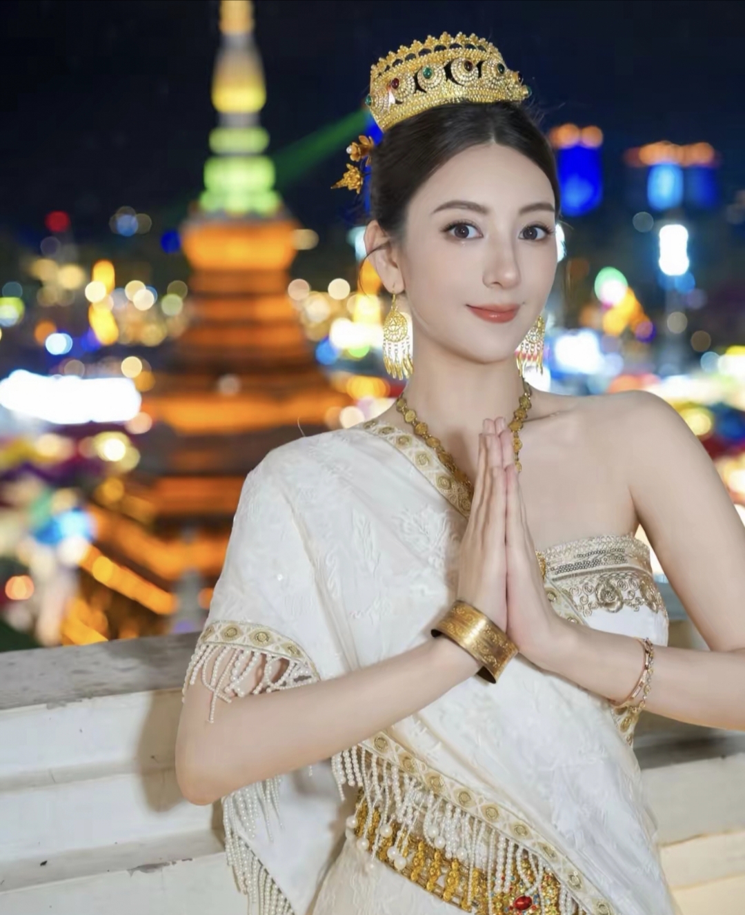 绝不是整容出来的,整容医生可做不出来这么圆润和饱满,只有天生才有