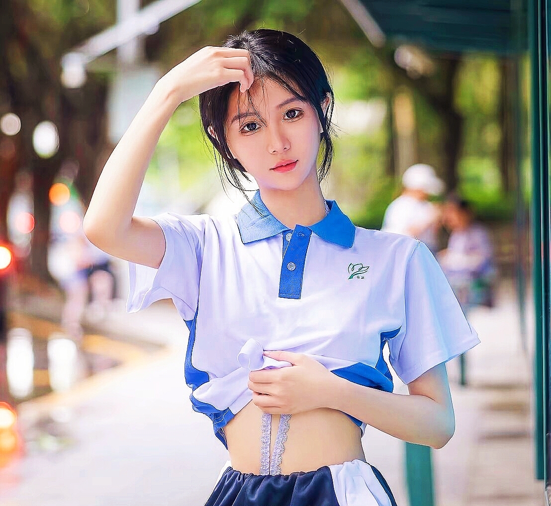 学生妹甜酷感穿搭# #小蛮腰# #少女感# #性感好身材#  夏日微风,校服