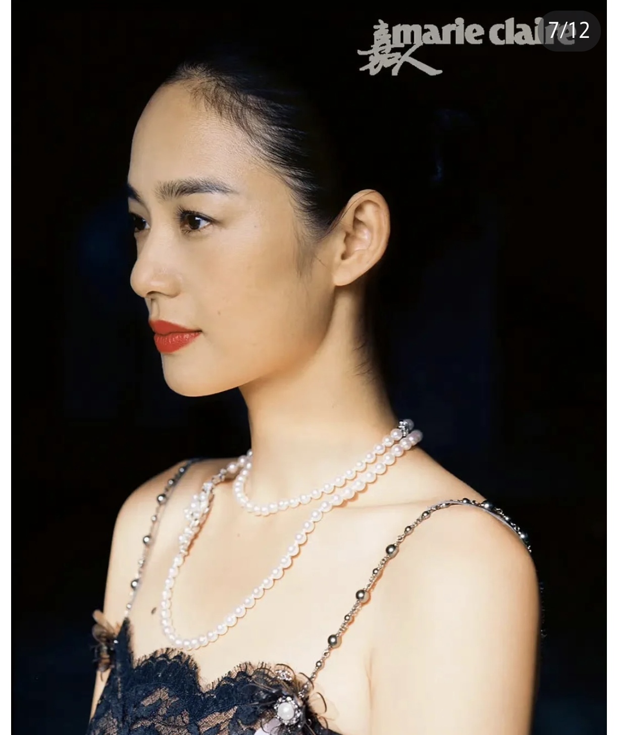 站在姜文旁边小鸟依人