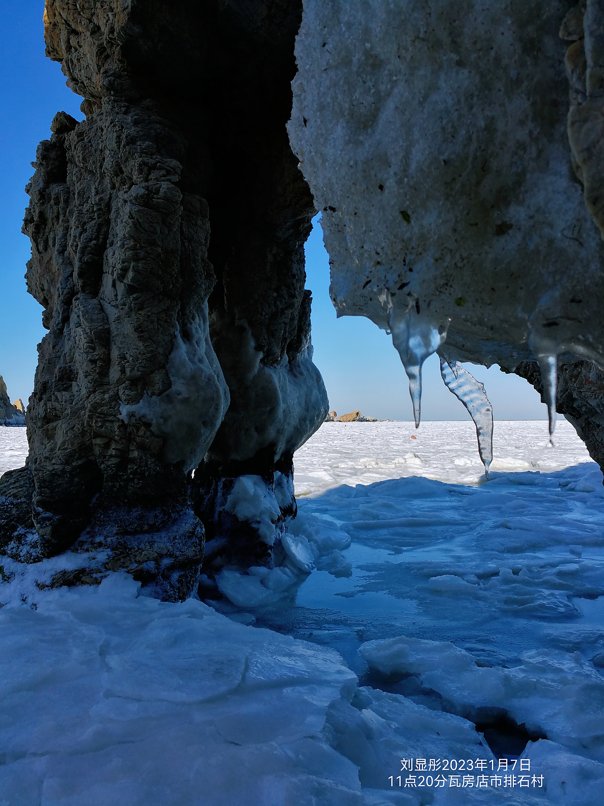 持续二天的降温大海已经结冰,海面如果连续几天零下十度以下海面就会