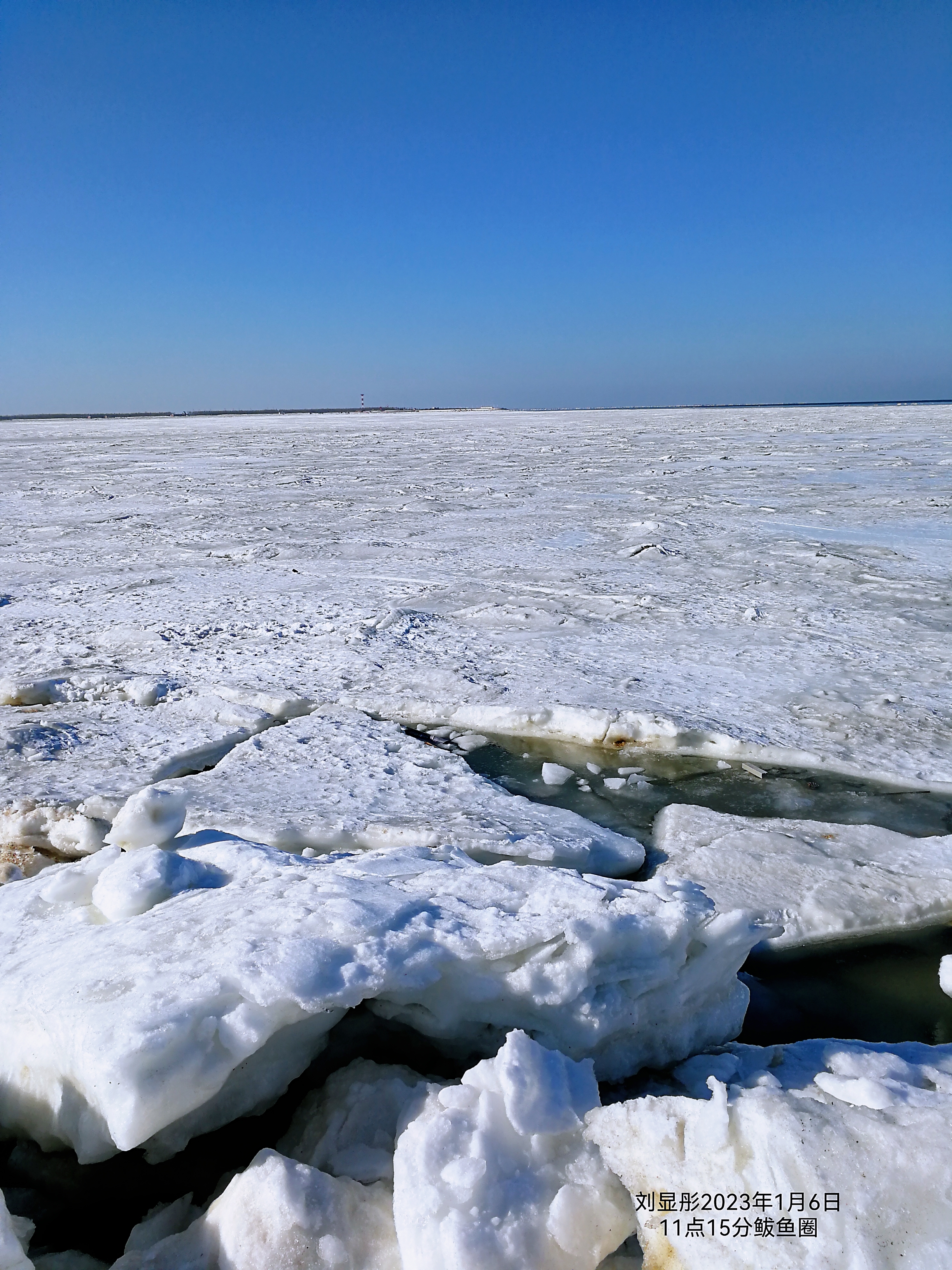 营口鲅鱼圈渤海湾海冰2014年1月6日,这里是海湾所以海冰冻的很厚