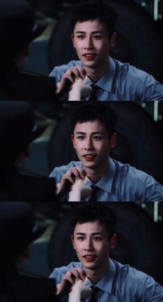 自从看了黑白禁区,对着他的颜值迷倒了哇啊啊啊费鲤齐真的憨帅憨帅爱