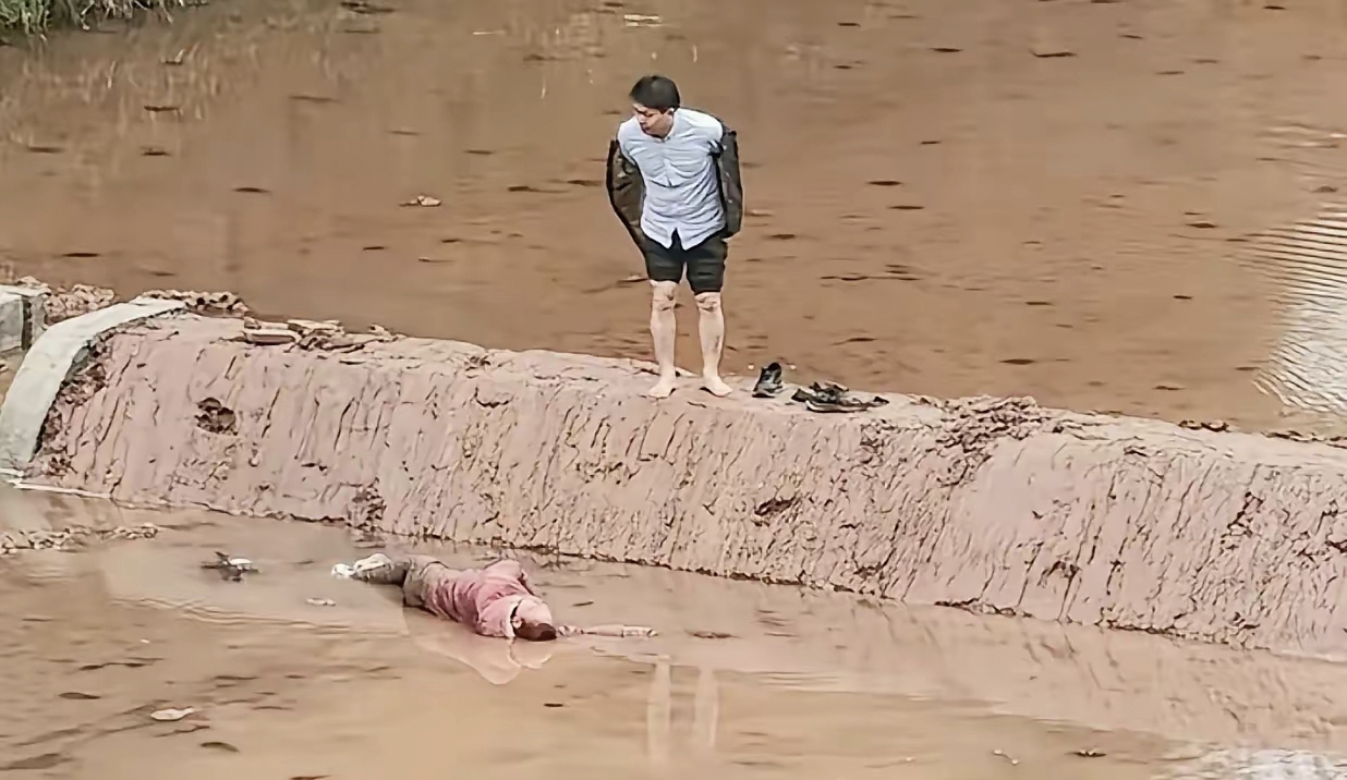 夫妻吵架后,远嫁女子无处可去,无奈地跑到田里,在冰