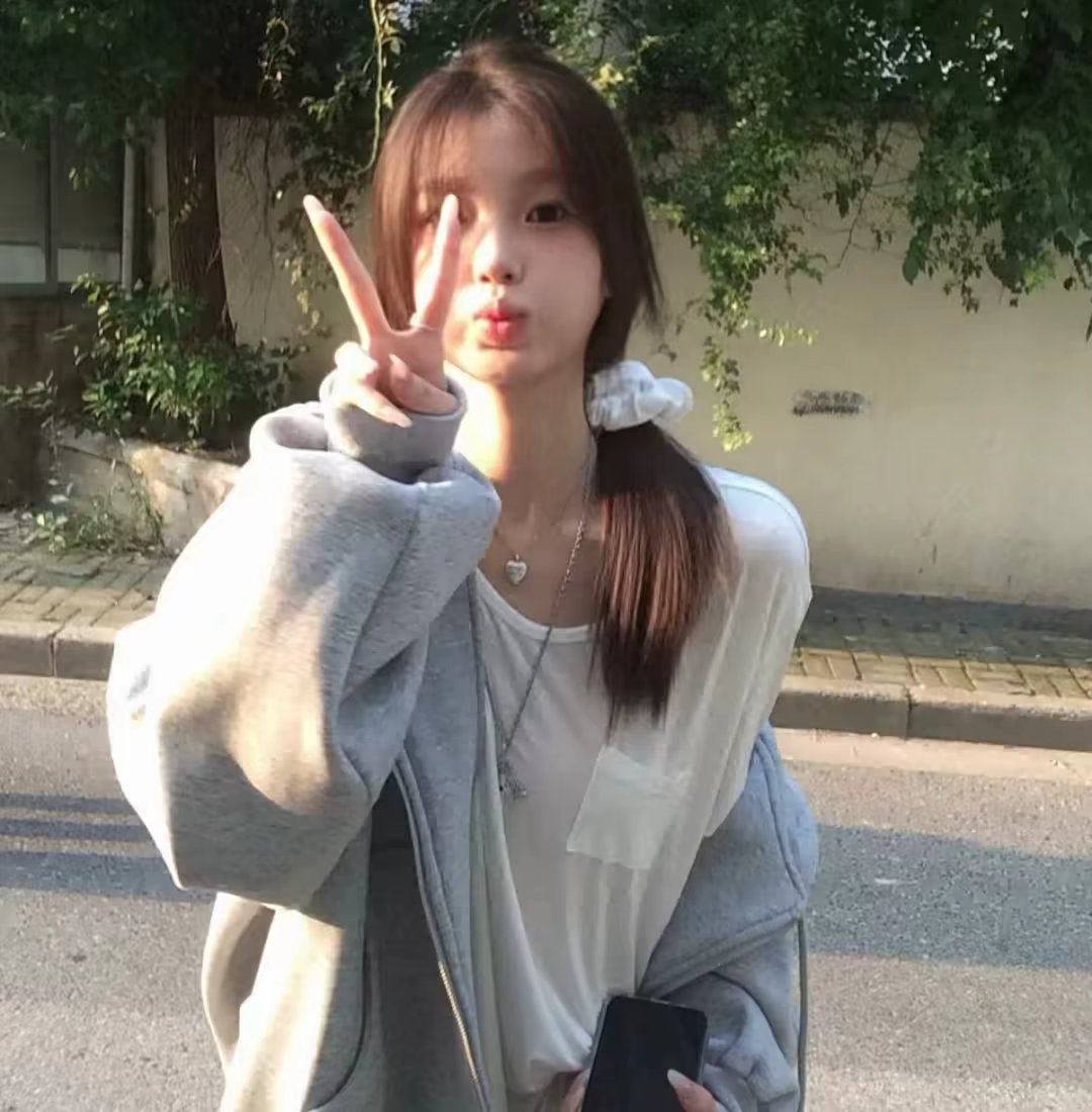 月光似轻雾泻下山墙云朵成群地在冷空中游荡