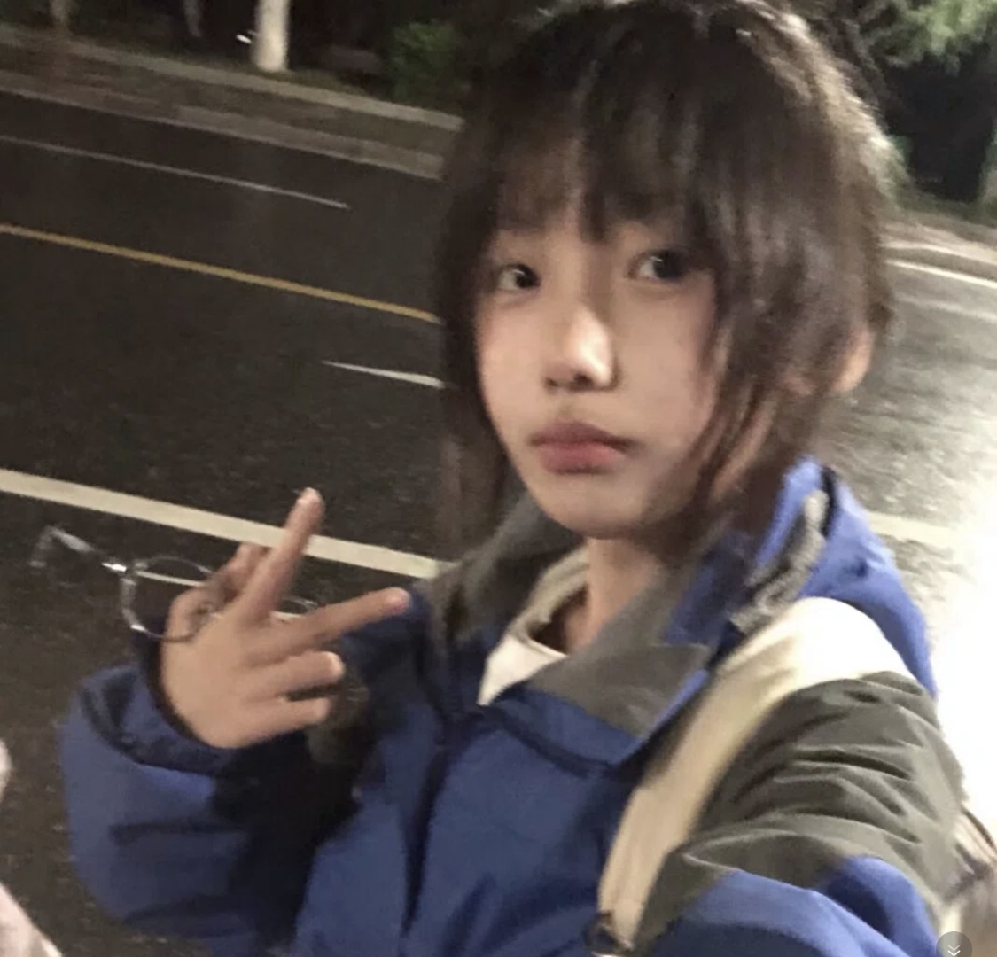 月光似轻雾泻下山墙云朵成群地在冷空中游荡