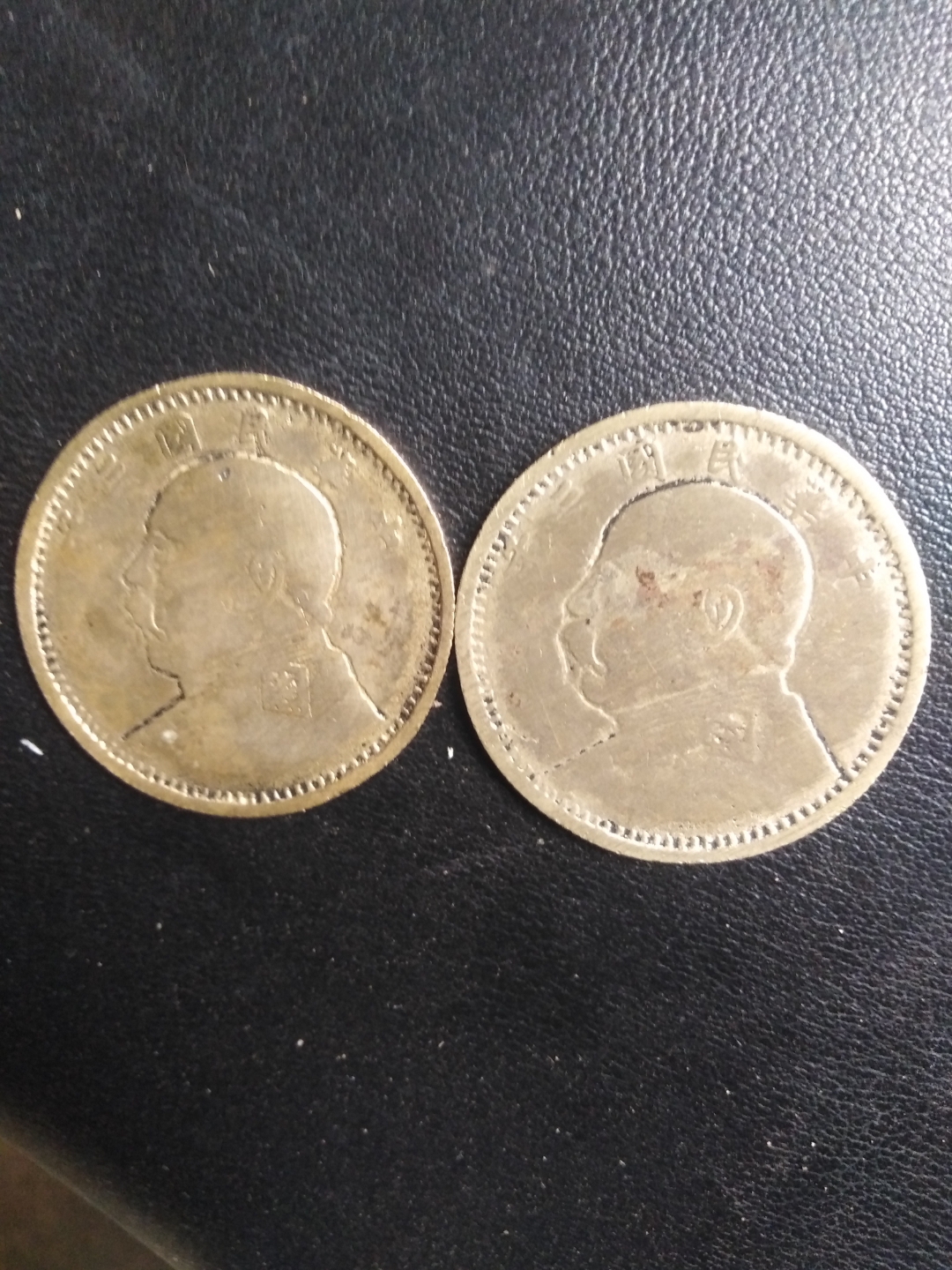 有谁知道这两枚铜版袁大头是真是假?