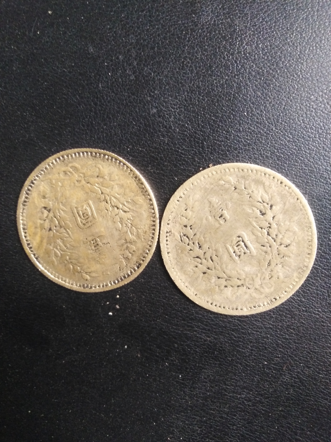 有谁知道这两枚铜版袁大头是真是假?