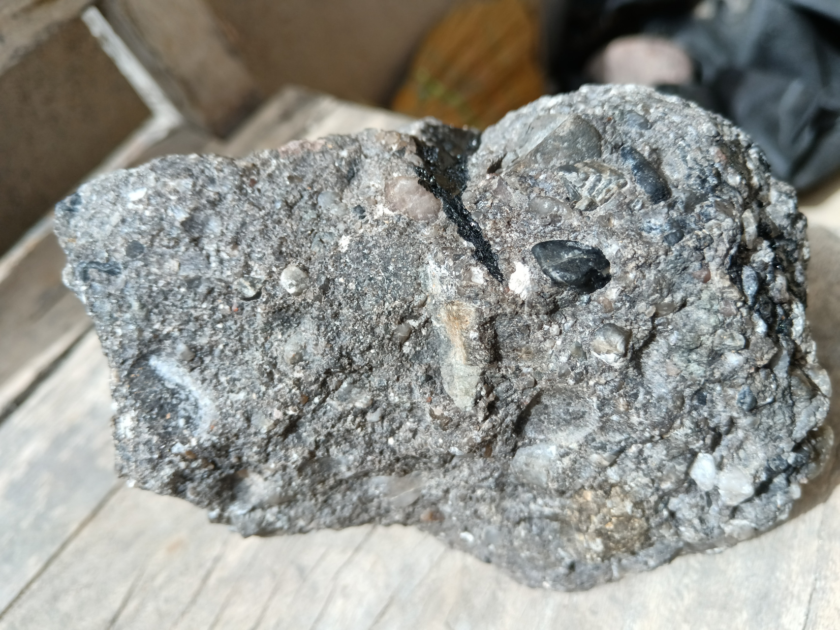 月球月壤混合角砾陨石 发现地:甘肃省永昌县 陨石由玄武岩球砾,斜长岩