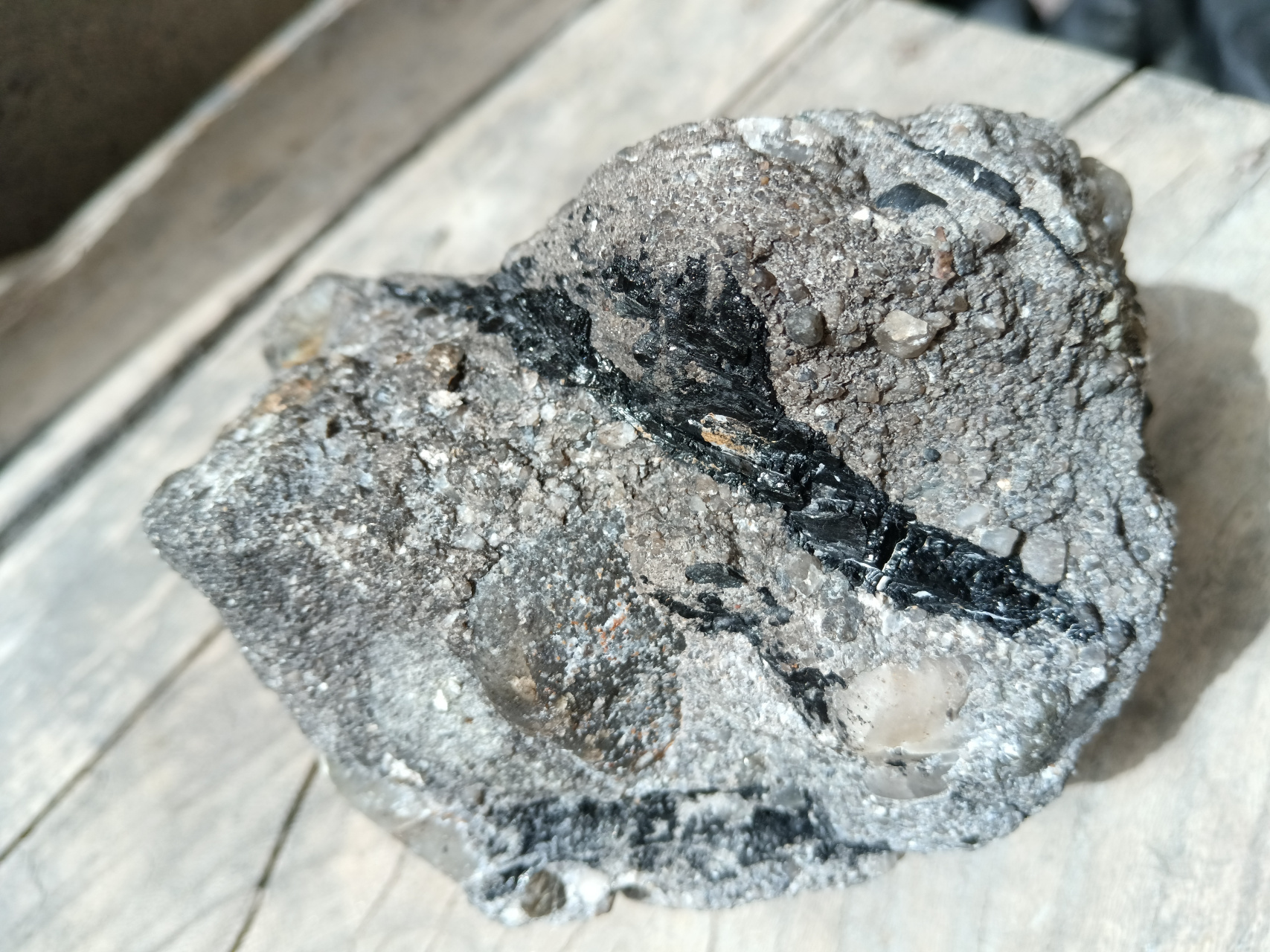 月球月壤混合角砾陨石 发现地:甘肃省永昌县 陨石由玄武岩球砾,斜长岩