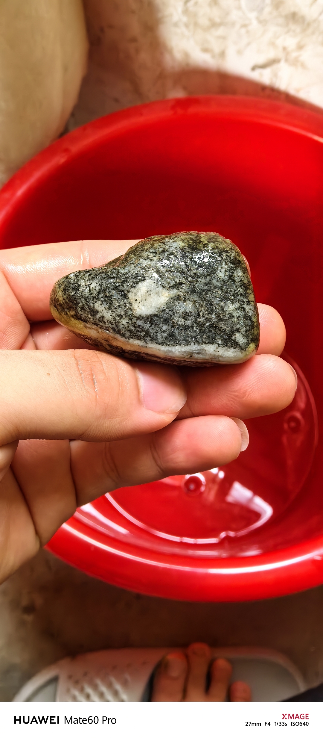捡到这样一块像蛇的石头,可能会被赋予一些吉祥的寓意,它可以成为你
