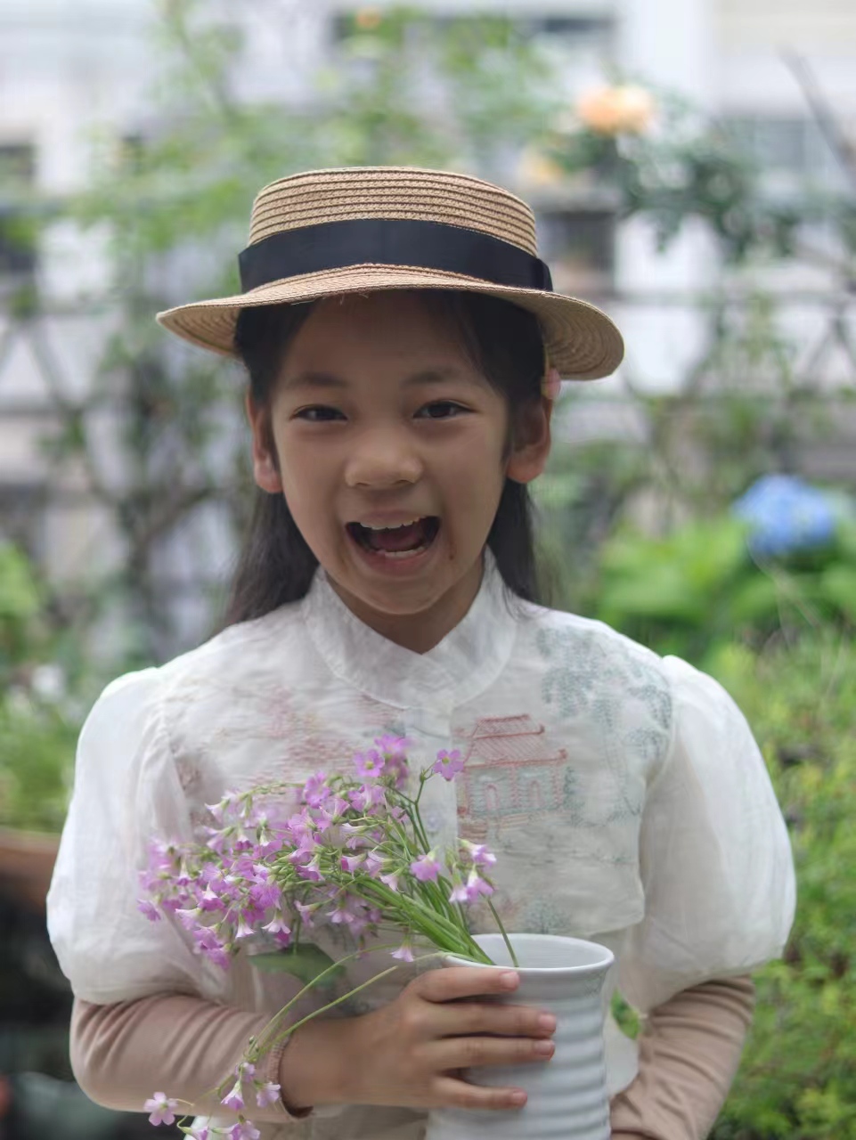 五四踏春,给两个小美女来个户外写真,记实一下咱们中国儿童的幸福与