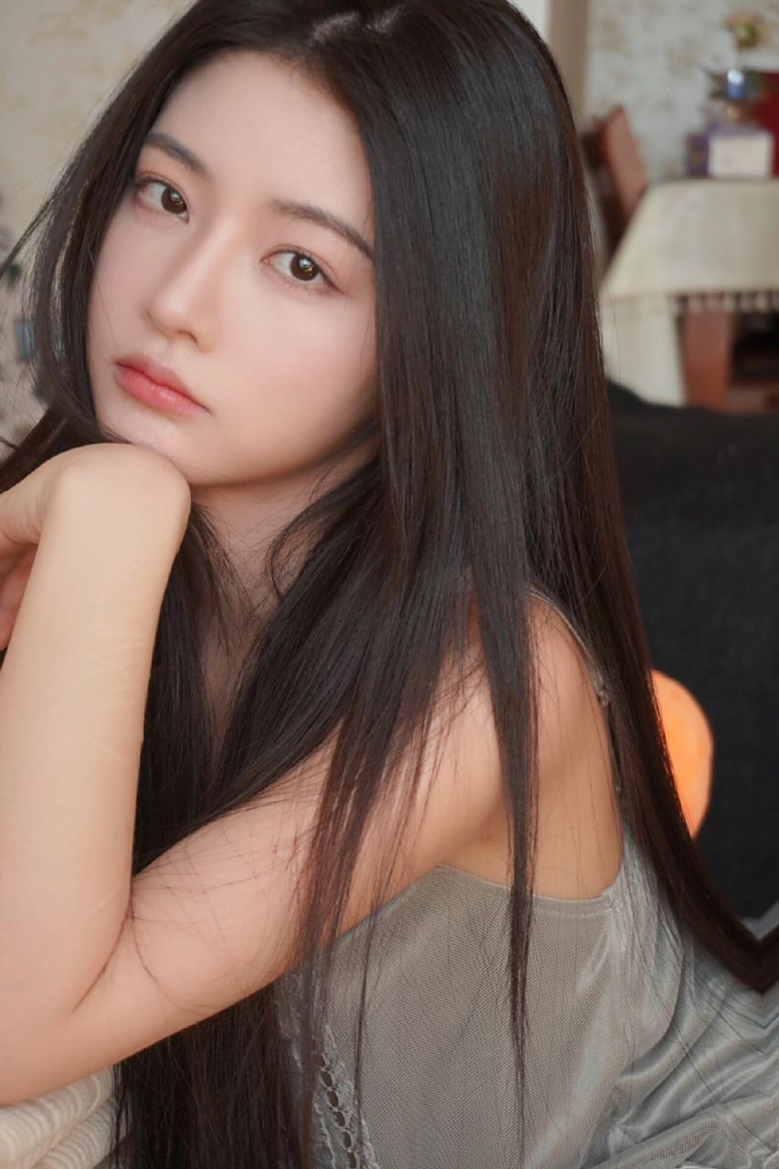 由于我的白月光yby需要低调一点, 所以最近只发发美女网图了[坏笑]