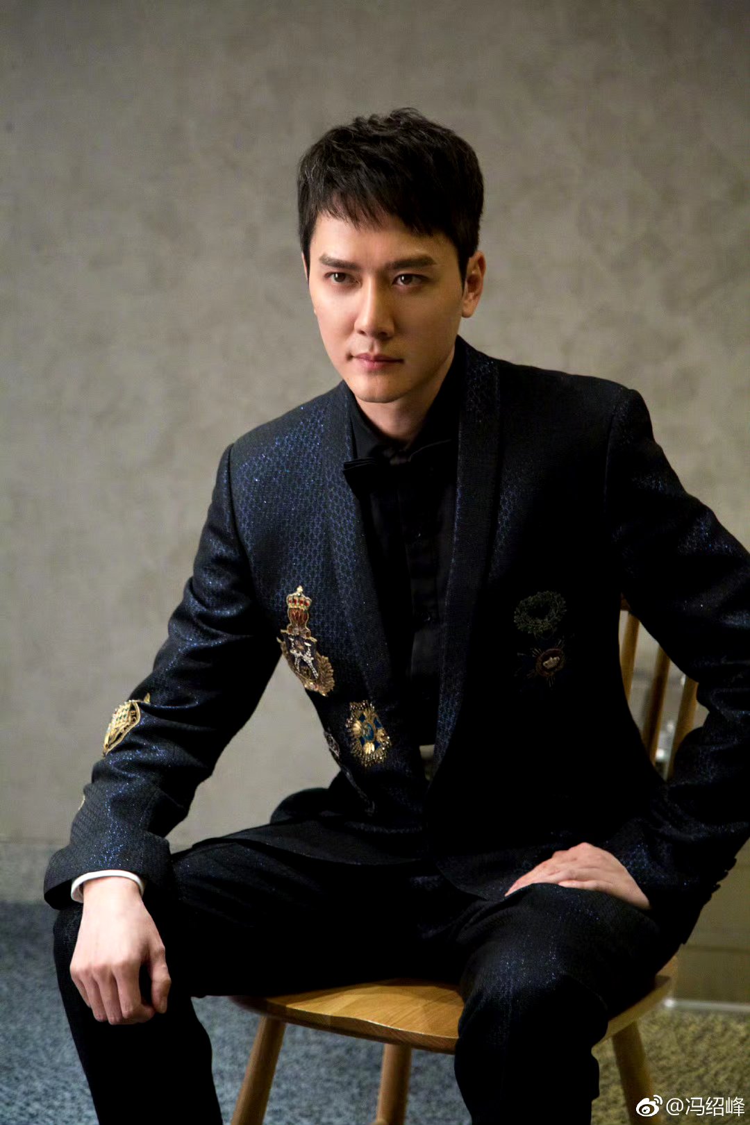 众所周知,冯绍峰的头婚比较失败, 这样吧,期待他早日找到 事业和爱情