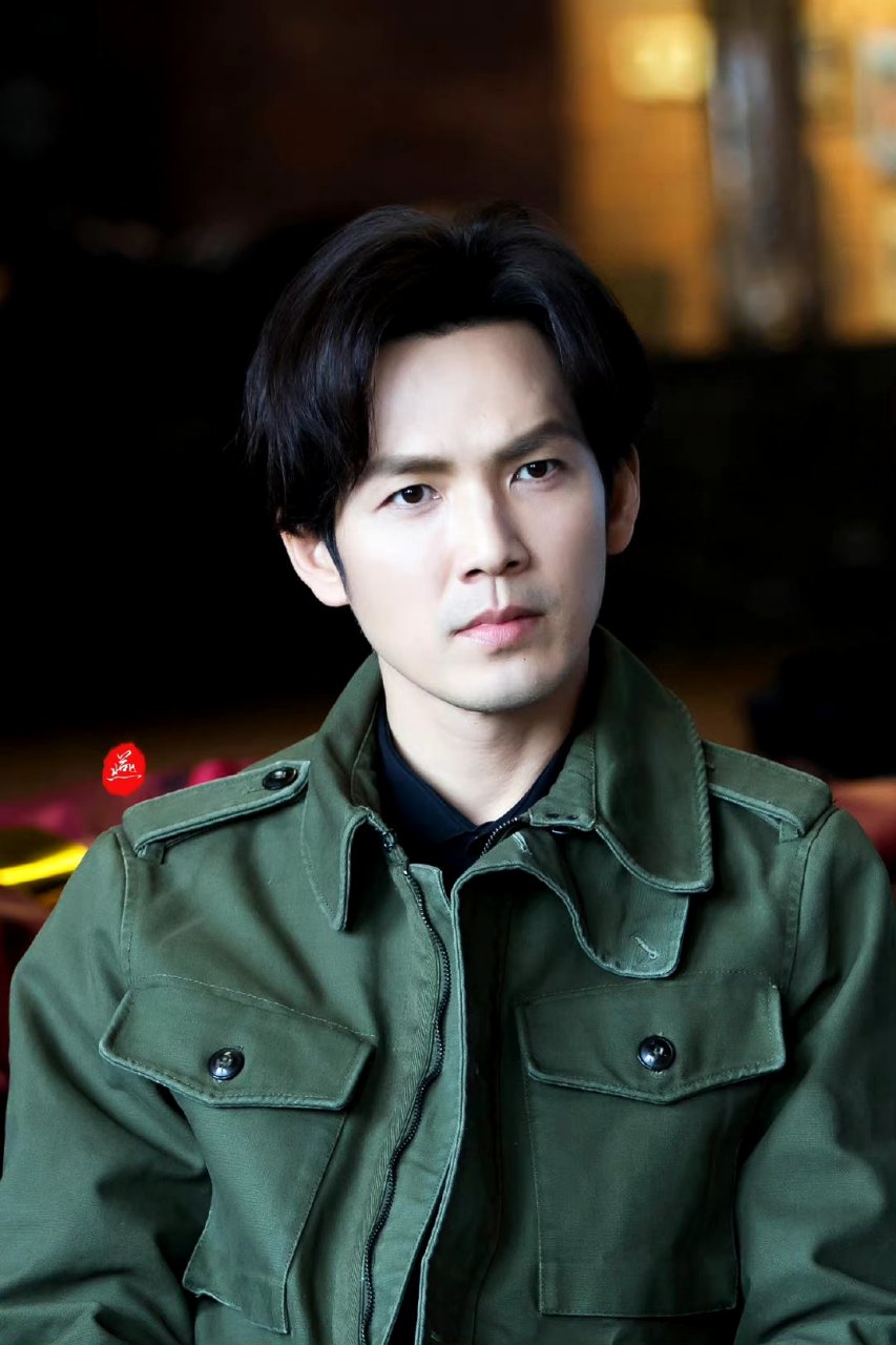 爱屋及乌,九皇叔 钟汉良,抛开年龄,和袁冰妍搭戏也没有违和感.