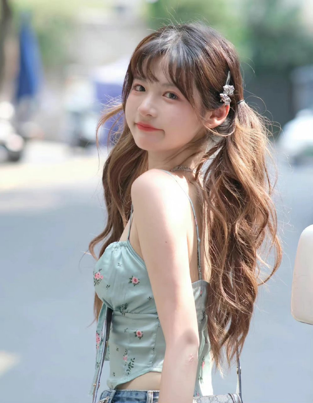 可爱的10后小女孩～[开心]#娱乐# #美女