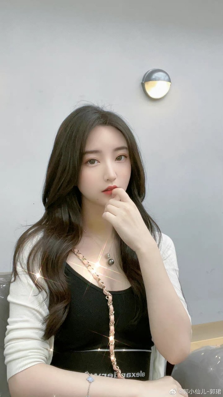 腾讯足球女主持人 现在女孩子真聪明～ 知道男人喜欢看啥 她们拍照就