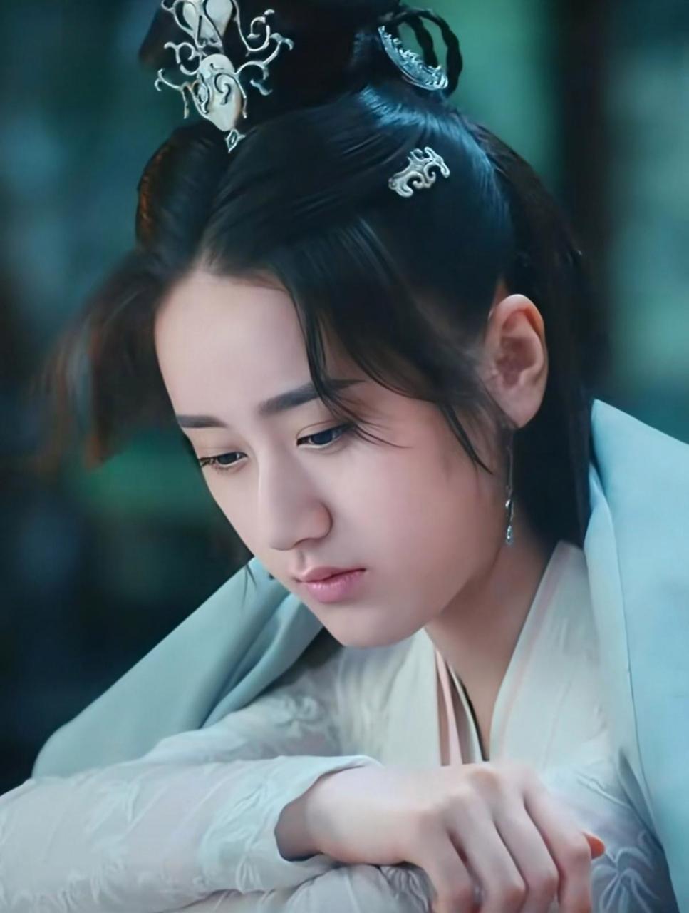 袁冰妍能一口气吃掉3个 粽子 [捂脸]哈哈哈… 难怪,演舒靖容 就成 "胖