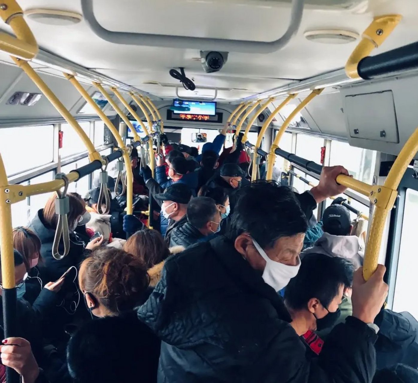 网友爆料:大连1101路公交车,在全面已经复工的情况下,一小时一辆车,大