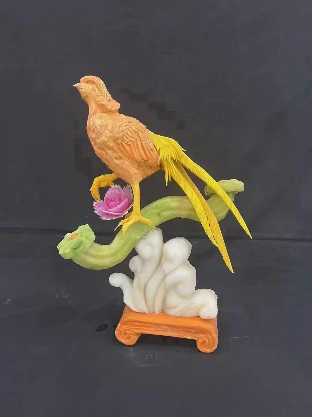 它的羽毛和眼睛都栩栩如生,一定是一个很厉害的雕刻家雕刻出来的