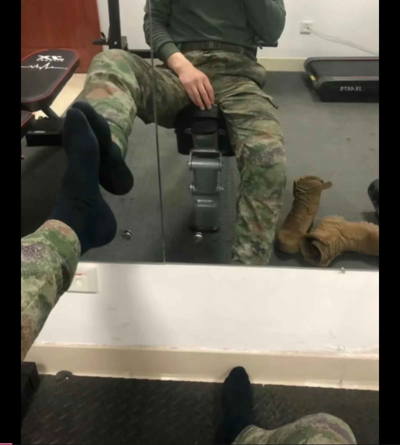 谁出兵哥哥黑袜啊[亲吻][亲吻]愿出的加我