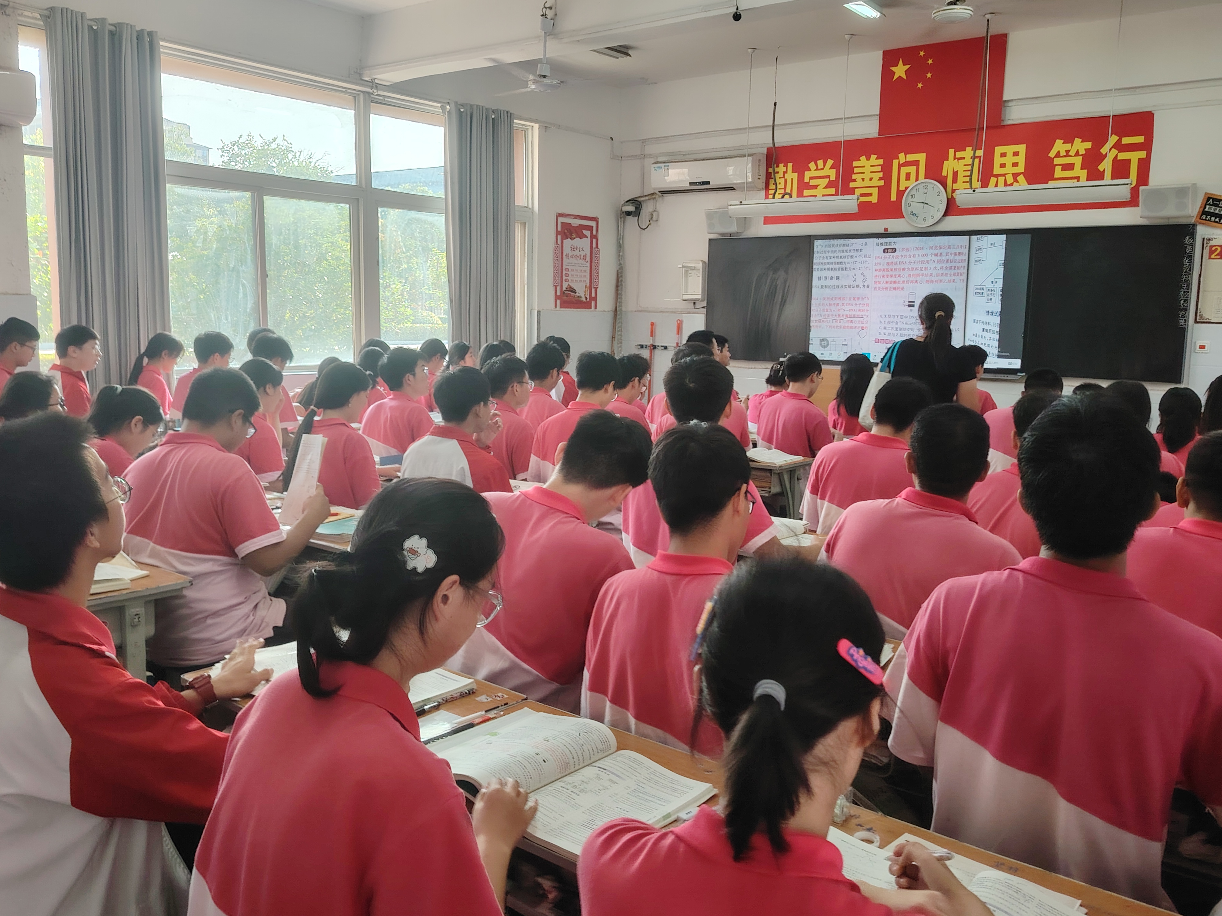 刚入高中一年级时,学校文化课抓得非常紧,语文,数学,英语,物理,化学