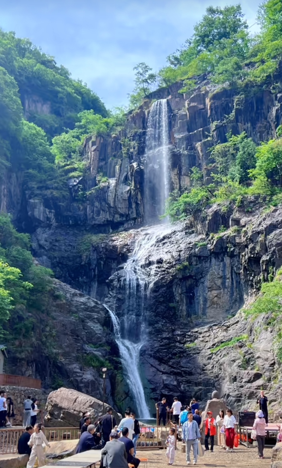 神仙窑峡谷位于汝阳县王坪乡宝丰沟与马蓝河交汇处.