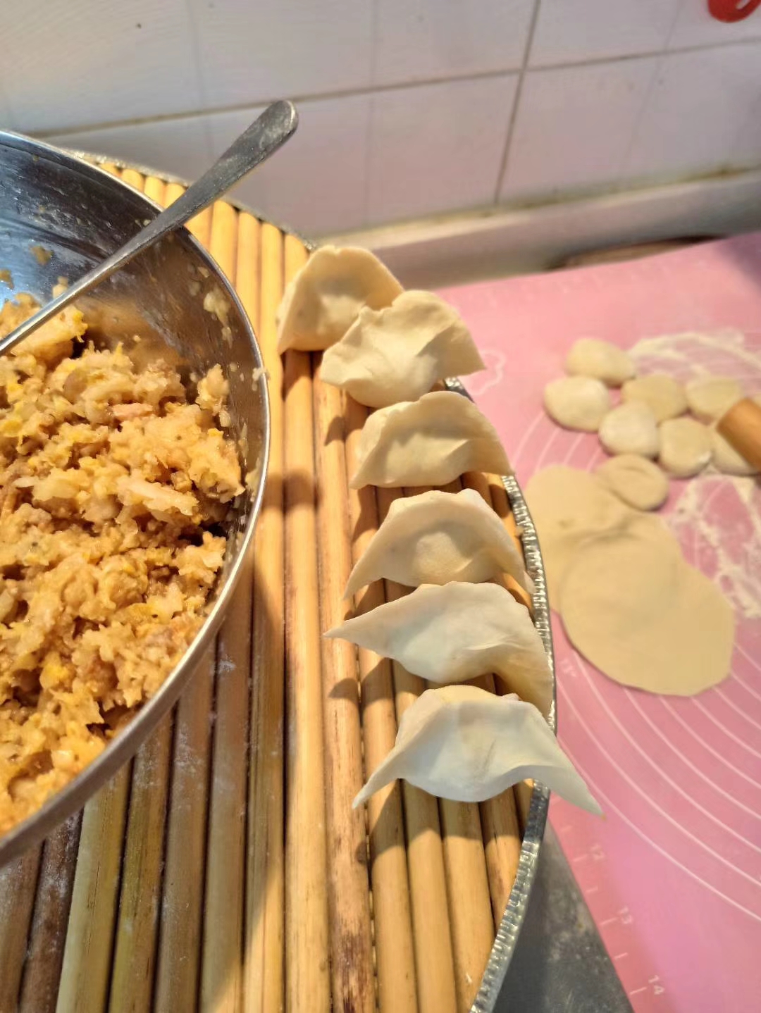酸菜油渣馅儿饺子,必须炼点儿猪油渣拌馅儿