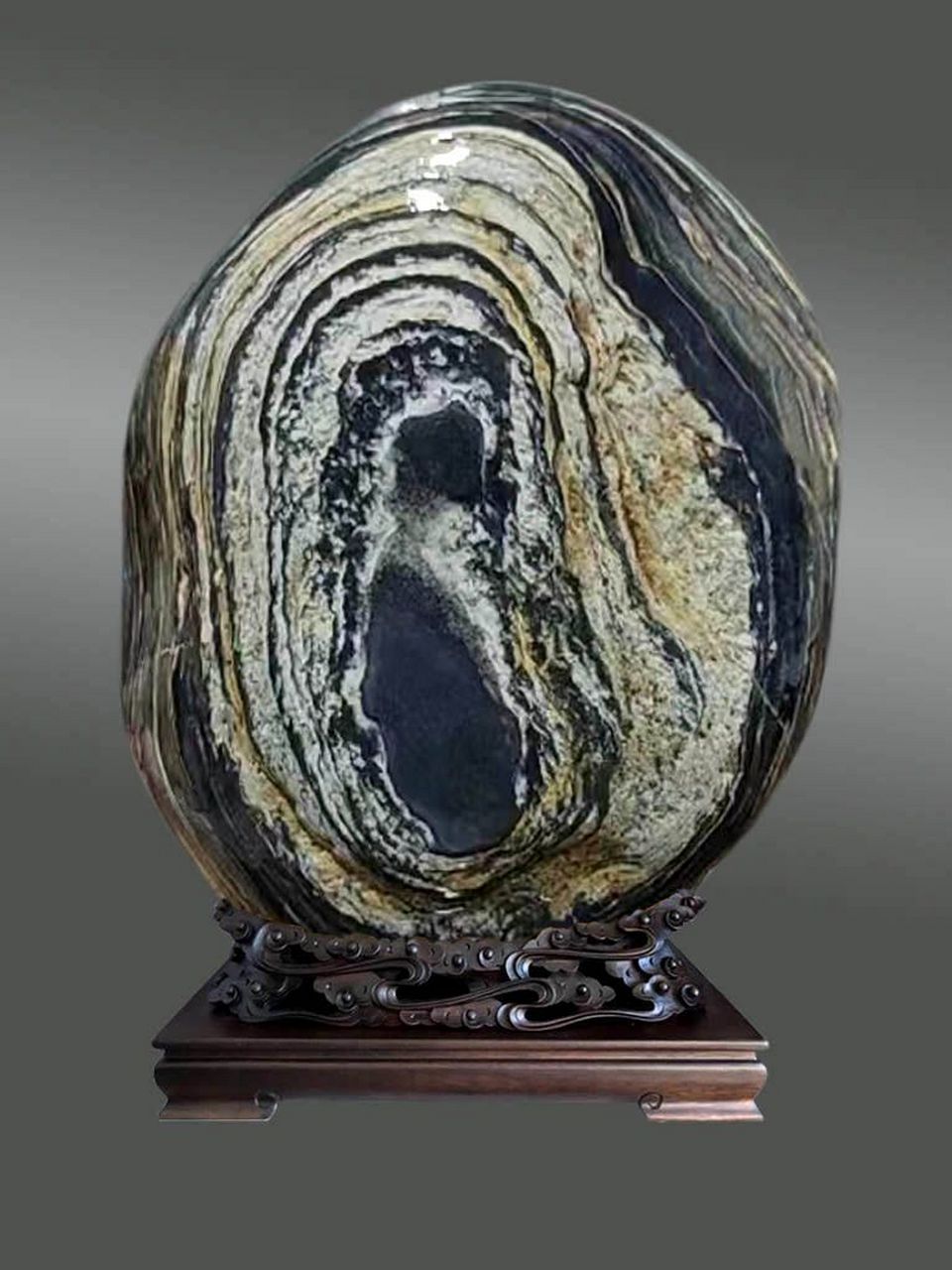 收了一个长江水墨奇石,象老绅士吗?