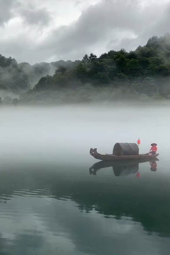原创诗歌:孤舟闲钓  (改前,古风,新韵) 烟轻河水冷,舟陋晓风寒.