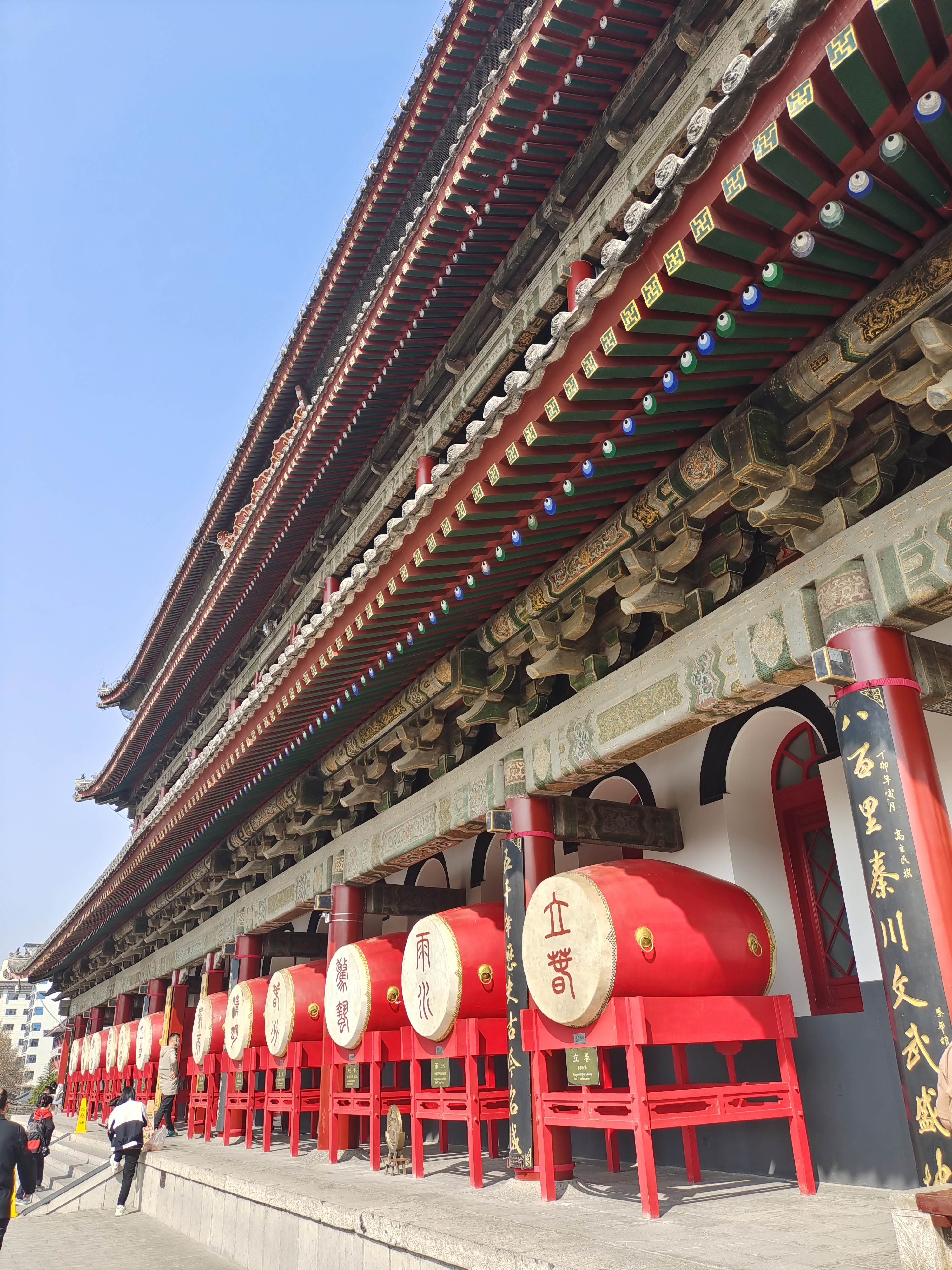 西安鼓楼位于西安市中心钟楼的西北侧,在古楼一层,南北陈列了24节气鼓