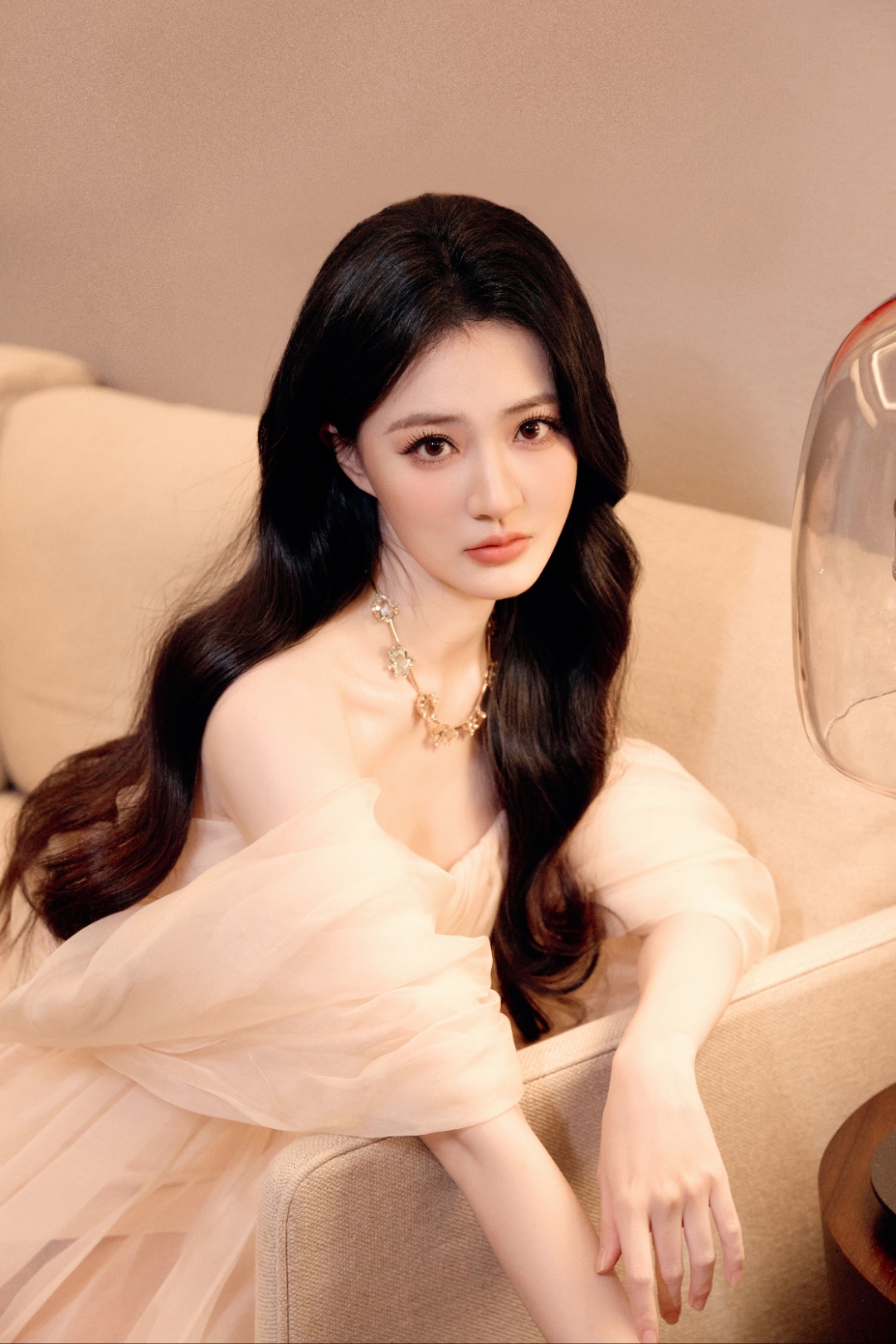 徐璐优雅地坐在沙发上,长发披肩,眼神温柔,仿佛在讲述一个只属于她的