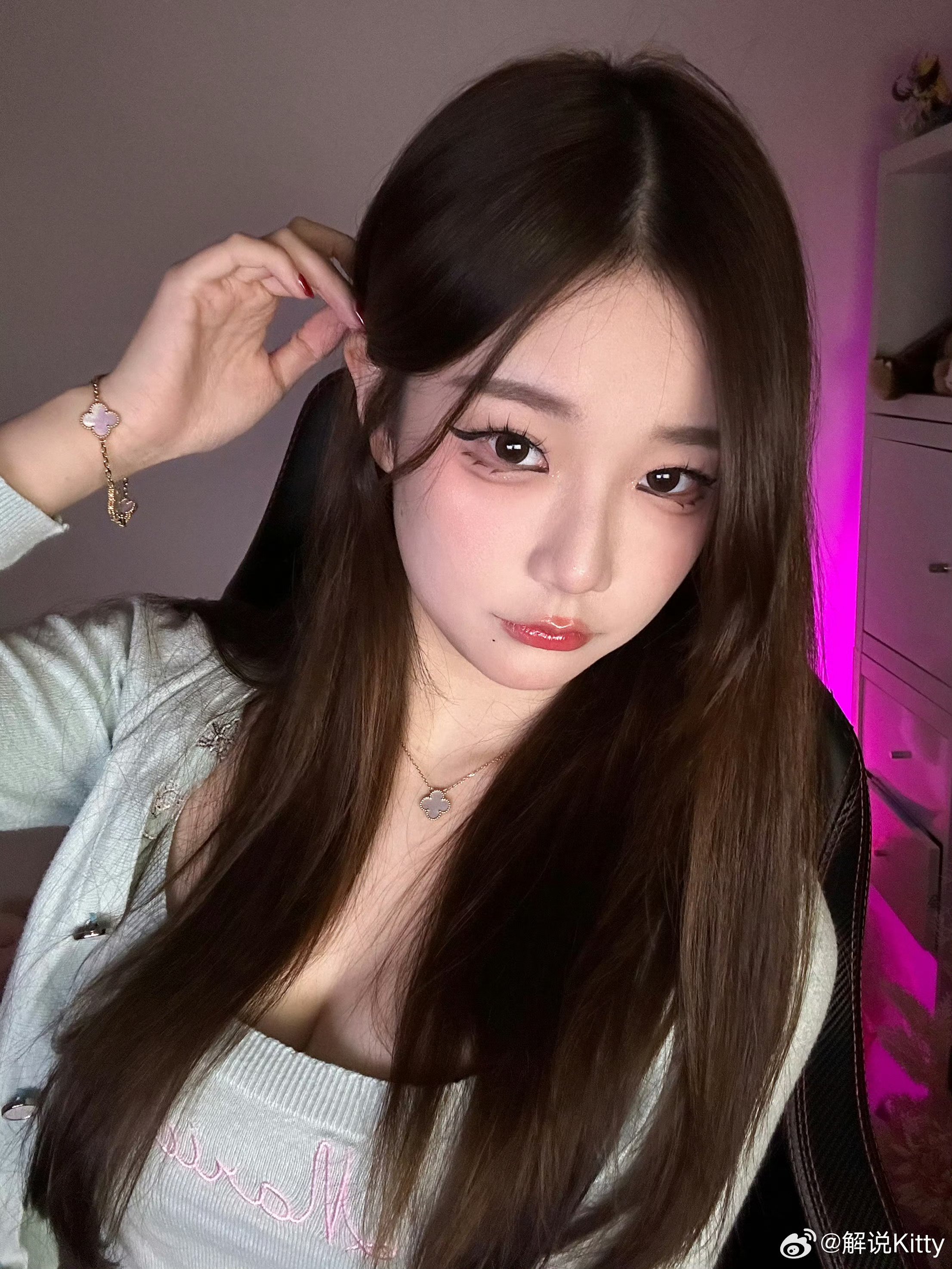 这张图片展示了一位年轻女性的自拍照,她展现出了自信与优雅