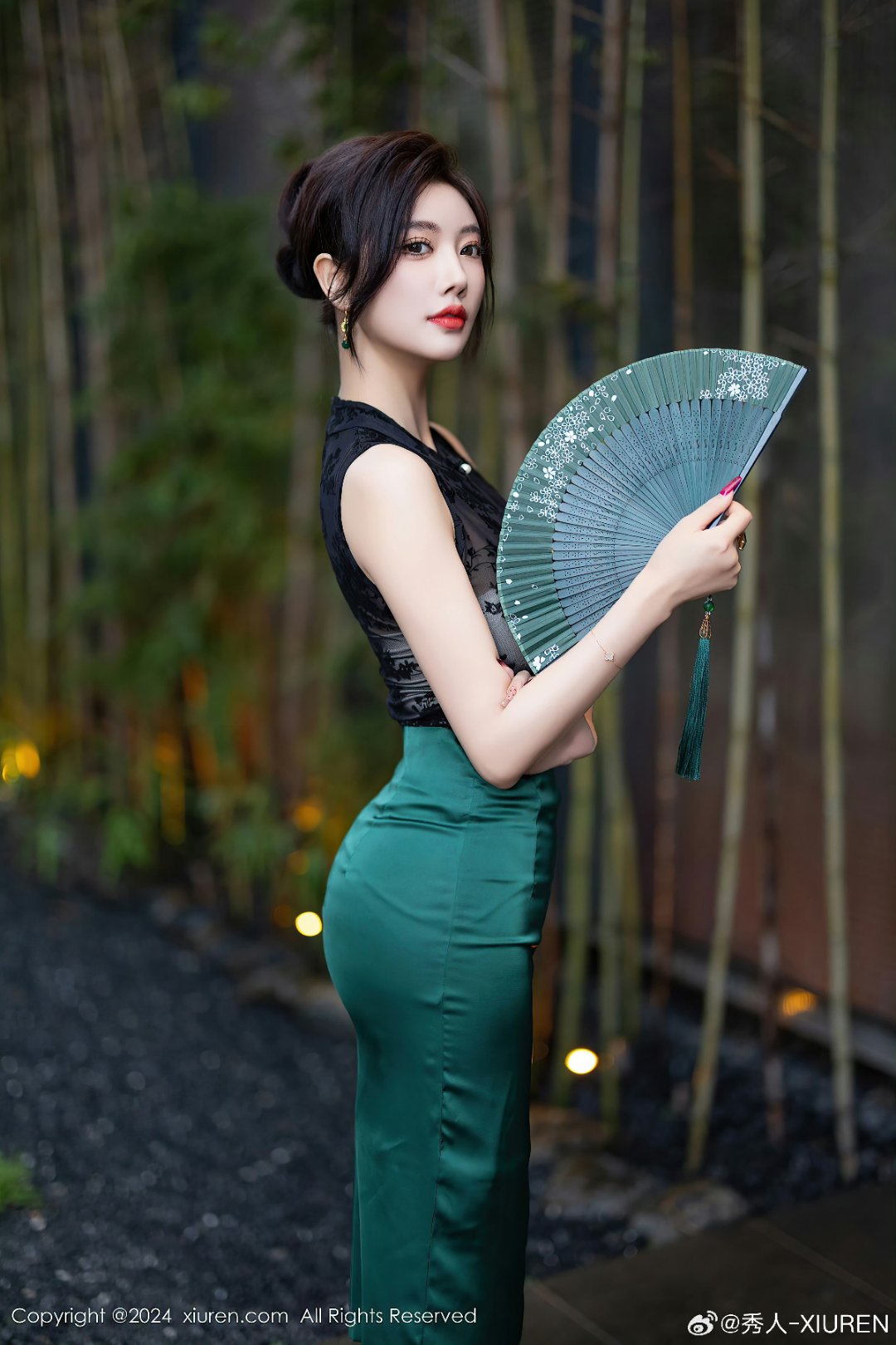 漫步古风竹林间,手执青扇遮面笑