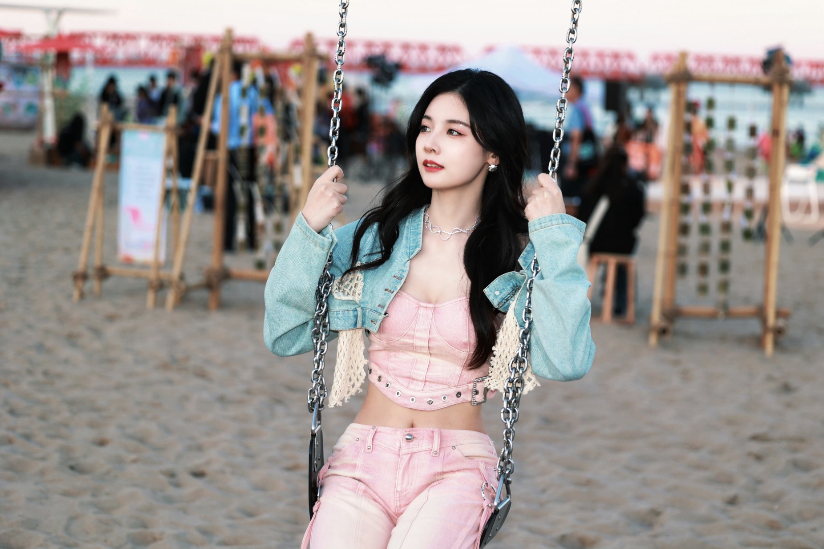 赵粤在海边荡秋千,风吹起她的发丝,画面好治愈～#金秋动态创作赛